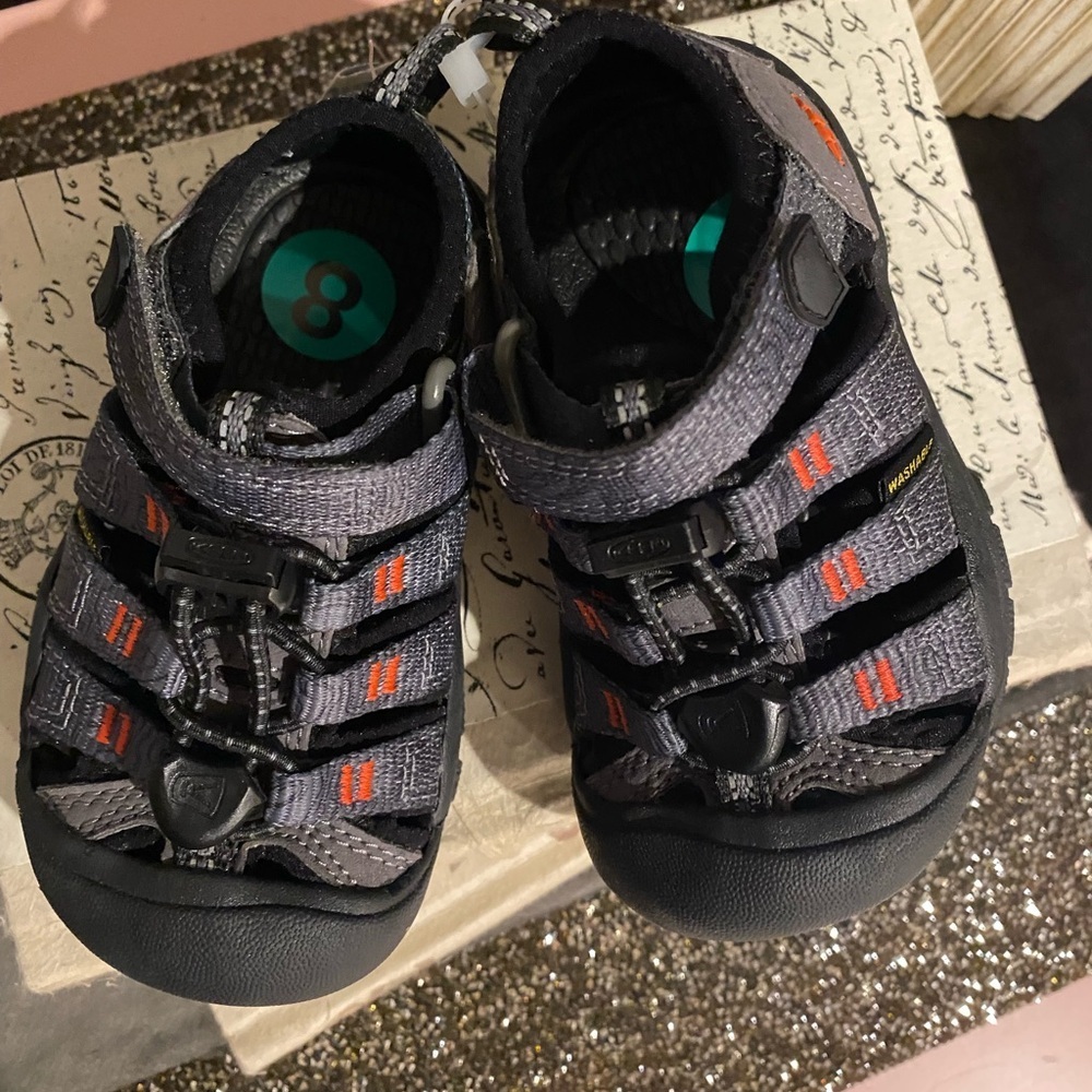 Keen
Newport H2 - Stlgry/blk. NWOT